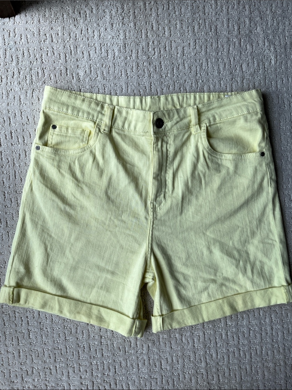 Women’s Shorts Sz 30 Yellow Cotton Spandex Stretch Cuffed Breathable Mid Thigh